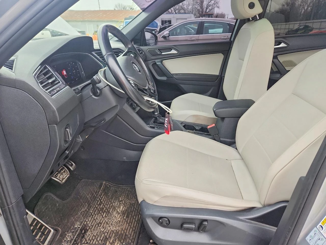 VW Tiguan * R-LINE* SE* , снимка 7 - Автомобили и джипове - 54027860