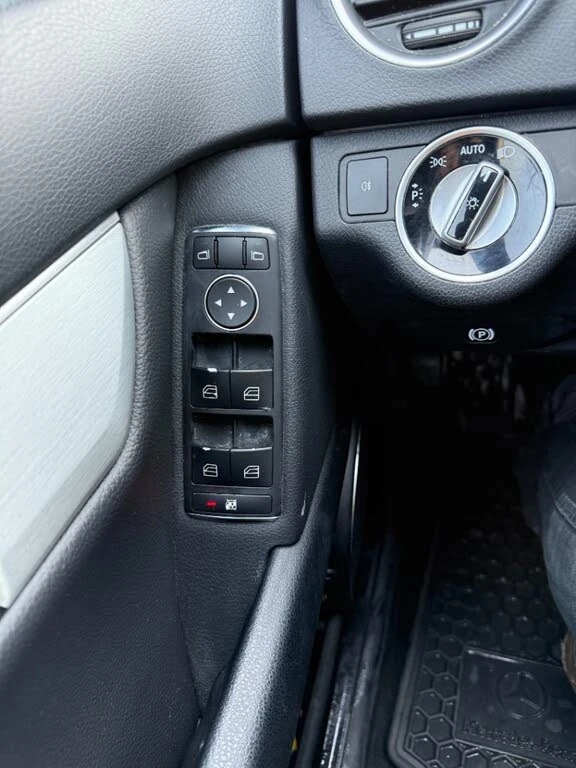 Mercedes-Benz C 300 Sport* 4MATIC* АвтоКредит* (ЦЕНА ДО БГ), снимка 16 - Автомобили и джипове - 53206291