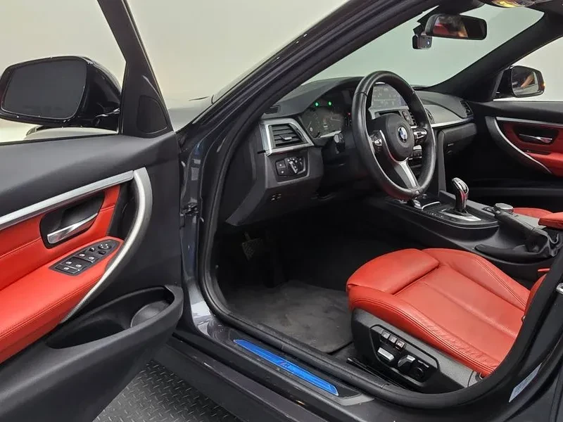 BMW 330 I M Sports Shadow, снимка 10 - Автомобили и джипове - 56069756