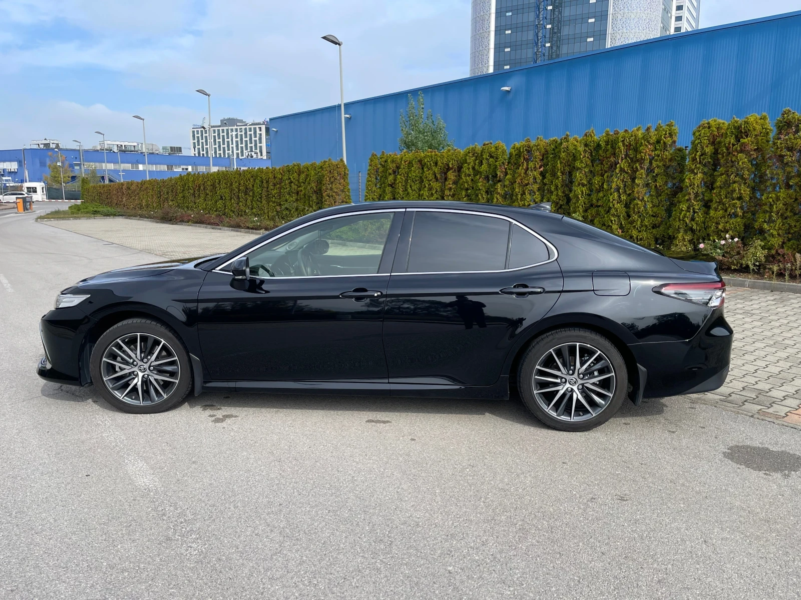 Toyota Camry HYBRID 2, 5i - изображение 6