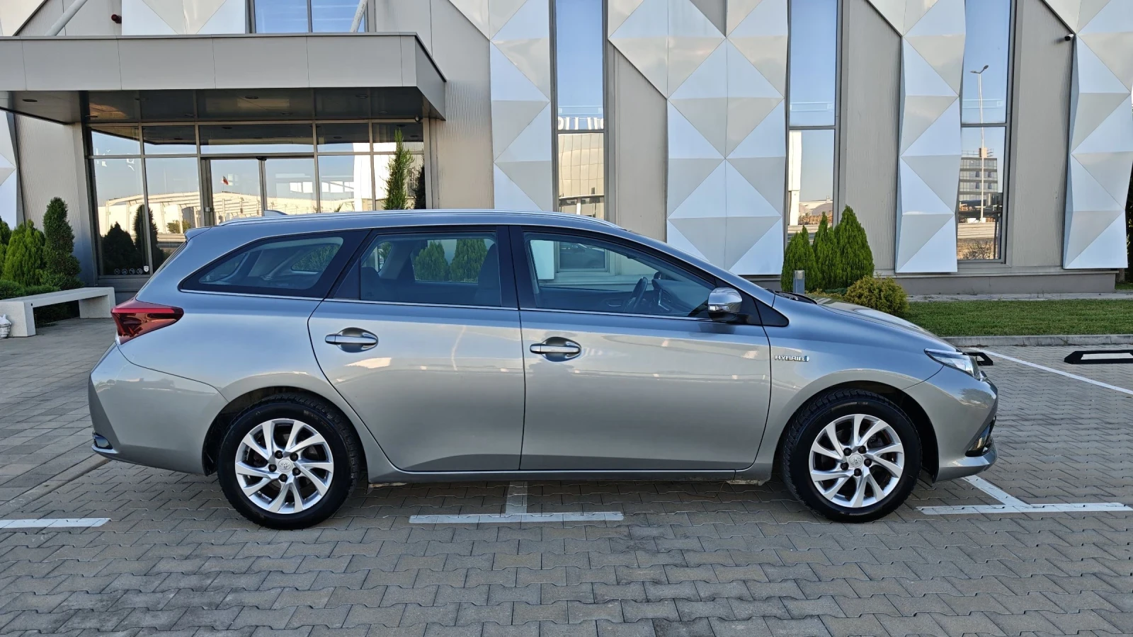 Toyota Auris 1.8i hybrid 122000хил.км.!!! - изображение 7