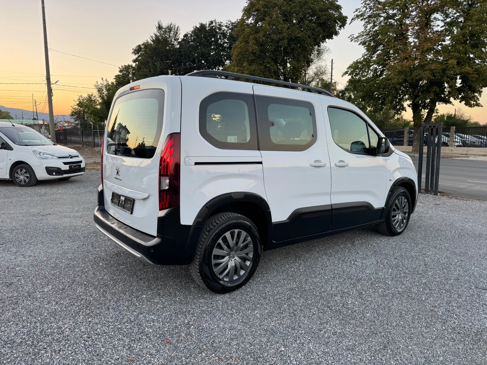 Peugeot Rifter 1.5d N1 L1 5seats!! ALLURE NAVI!! , снимка 7 - Автомобили и джипове - 56011447
