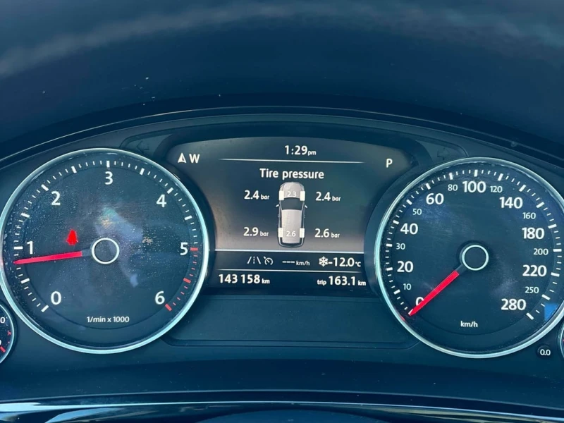 VW Touareg * 4dr TDI * CARFAX * БЕЗ ПЪРВОНАЧАЛНА ВНОСКА, снимка 8 - Автомобили и джипове - 53418203