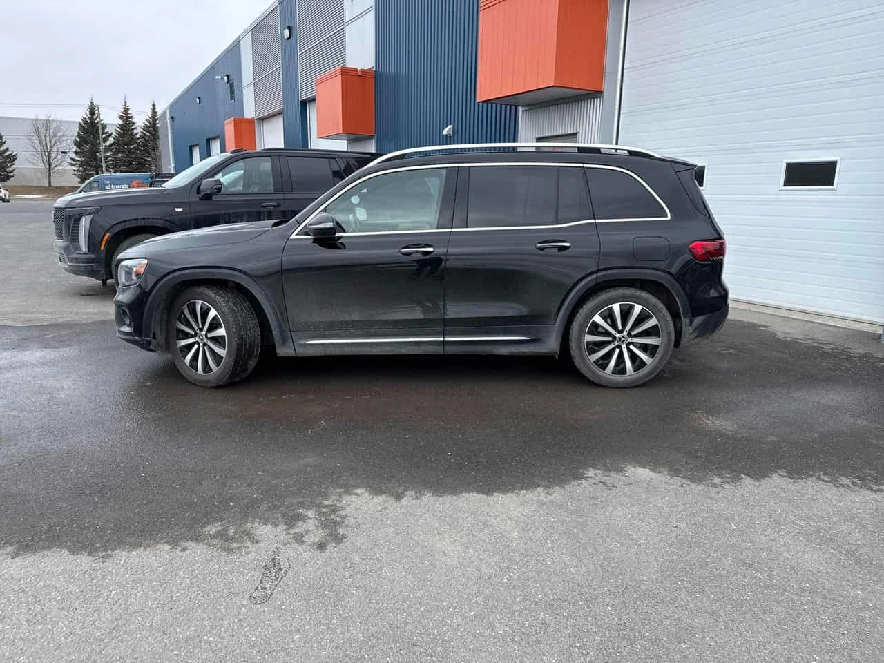 Mercedes-Benz GLB * 250 * DISTRONIC* PANORAMA* ПОДГРЕВИ* , снимка 2 - Автомобили и джипове - 53906811