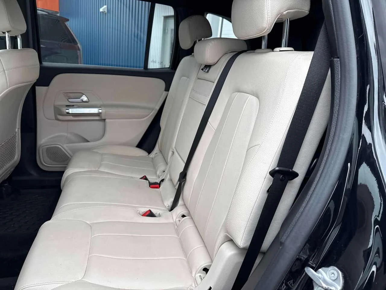 Mercedes-Benz GLB * 250 * DISTRONIC* PANORAMA* ПОДГРЕВИ* , снимка 10 - Автомобили и джипове - 53906811