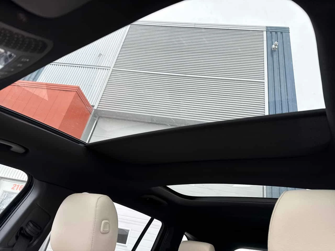 Mercedes-Benz GLB * 250 * DISTRONIC* PANORAMA* ПОДГРЕВИ* , снимка 12 - Автомобили и джипове - 53906811