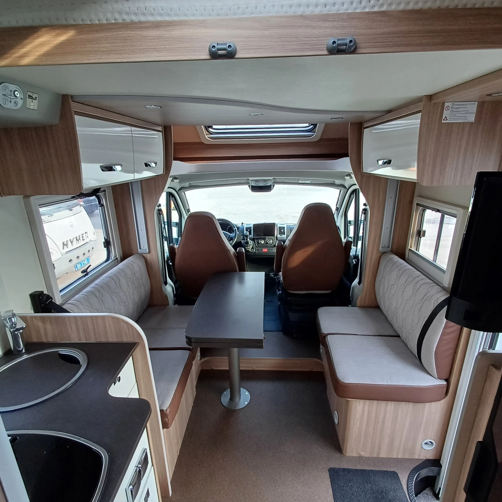 Кемпер Burstner Limited T 727 G, снимка 9 - Каравани и кемпери - 53893973