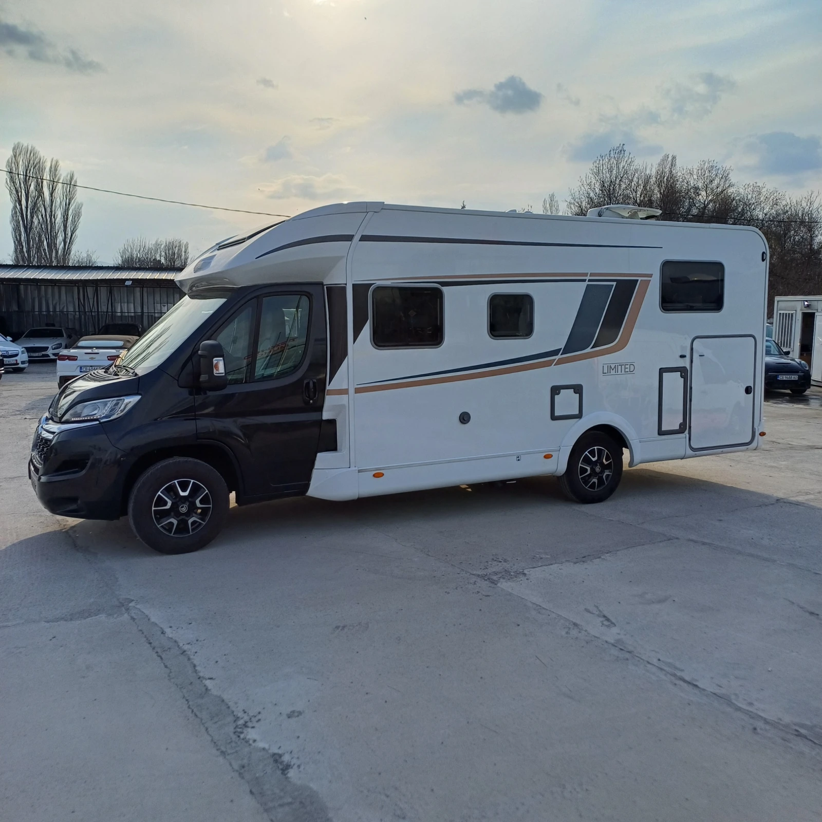 Кемпер Burstner Limited T 727 G, снимка 4 - Каравани и кемпери - 53893973