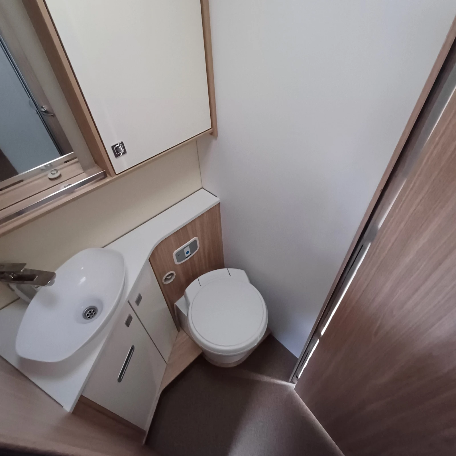 Кемпер Burstner Limited T 727 G, снимка 12 - Каравани и кемпери - 53893973