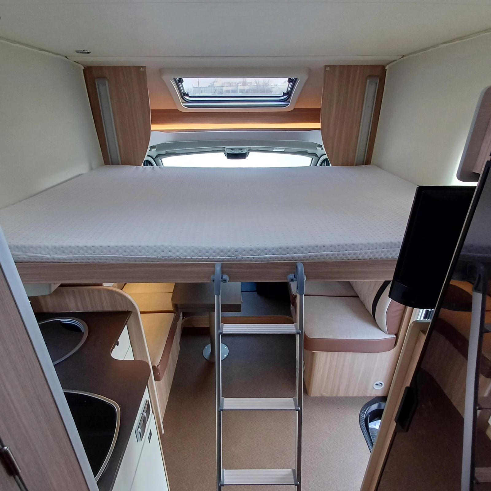 Кемпер Burstner Limited T 727 G, снимка 13 - Каравани и кемпери - 53893973