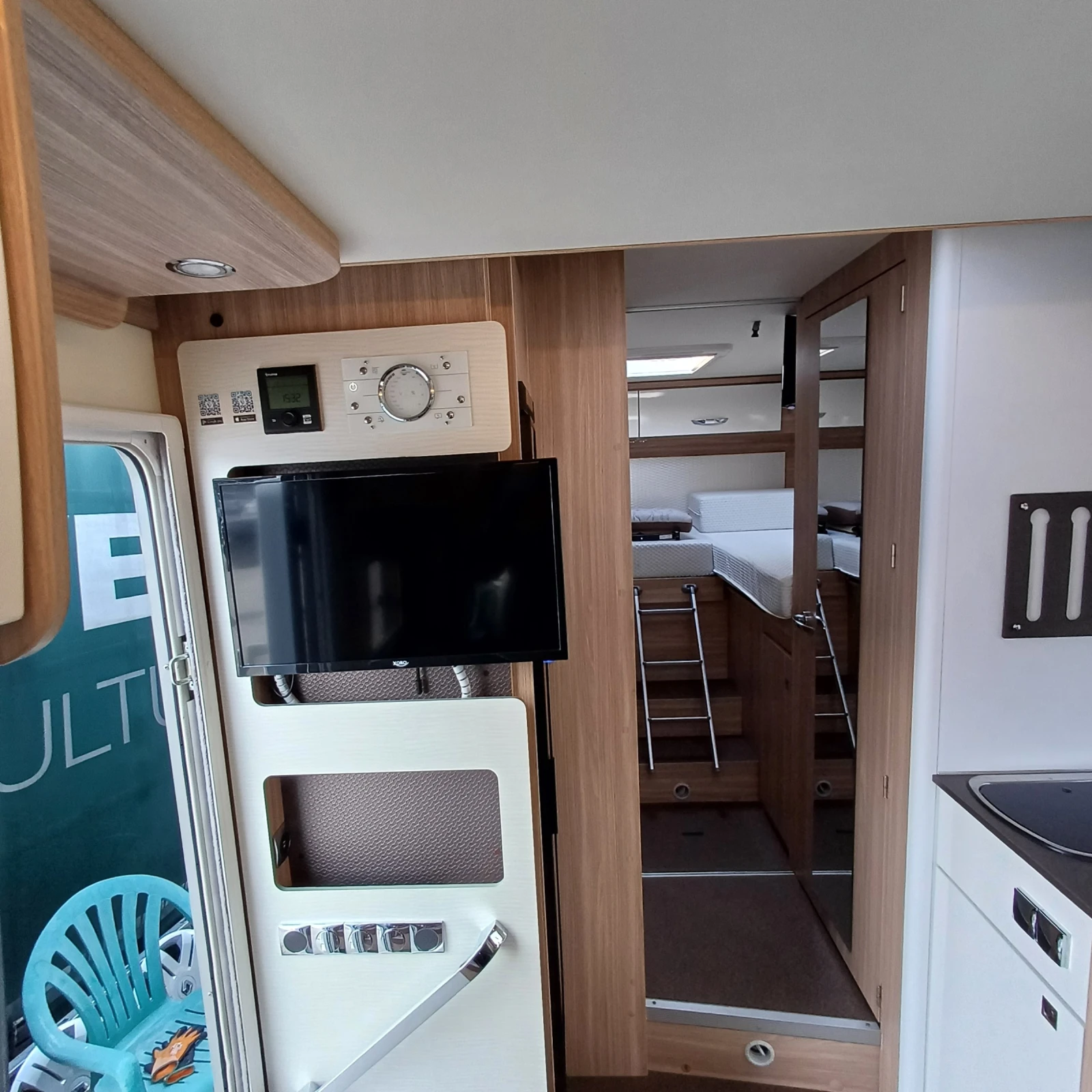 Кемпер Burstner Limited T 727 G, снимка 16 - Каравани и кемпери - 53893973