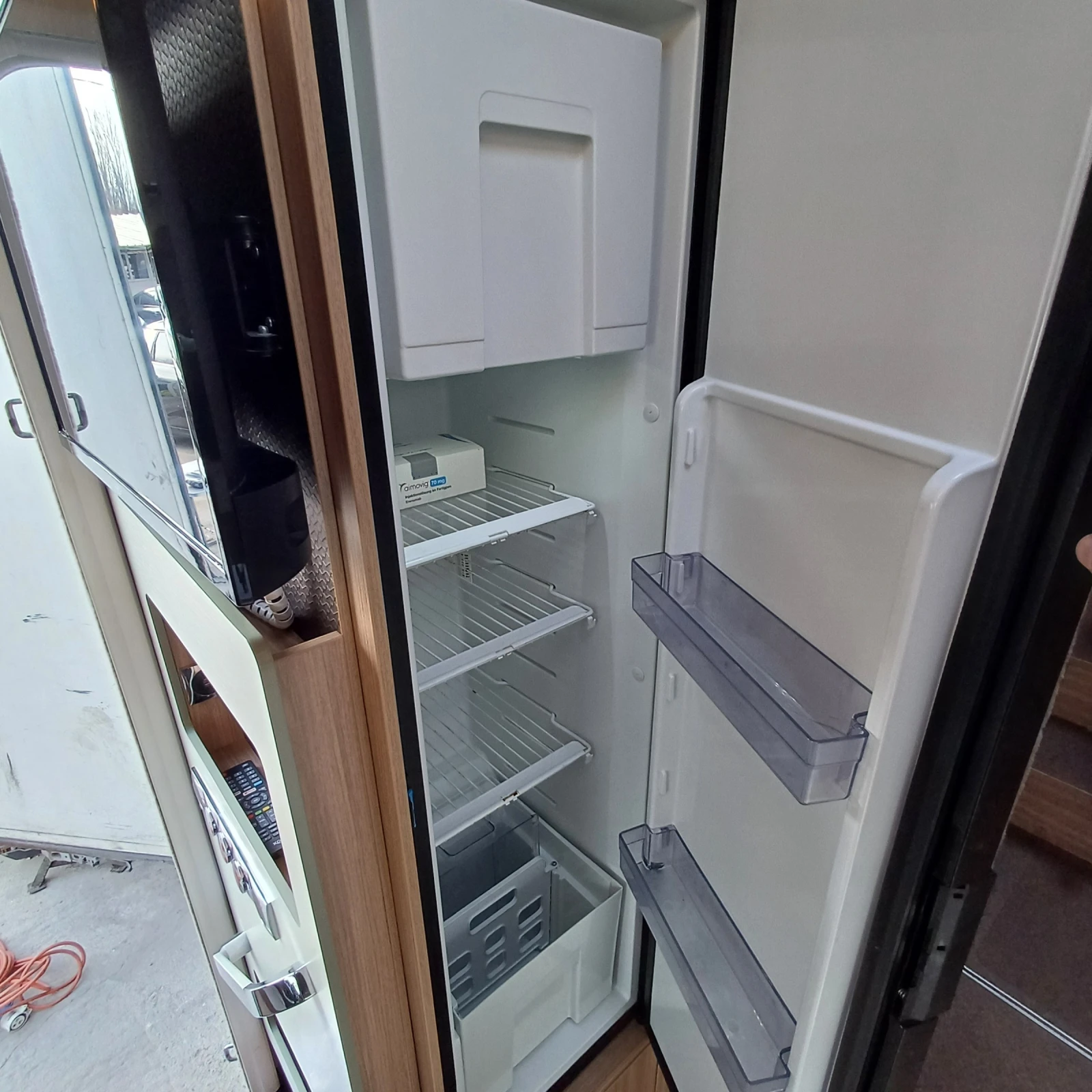 Кемпер Burstner Limited T 727 G, снимка 15 - Каравани и кемпери - 53893973