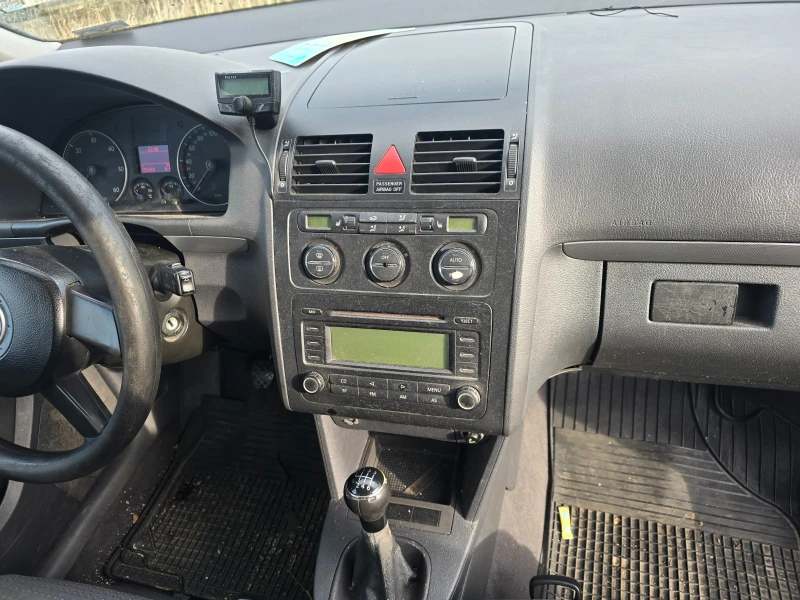 VW Touran 2.0TDI, снимка 8 - Автомобили и джипове - 48352870