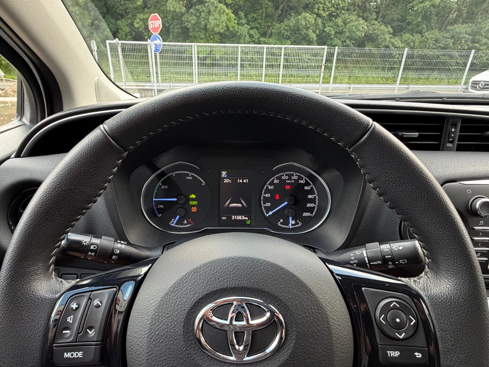 Toyota Yaris 1.5BENZIN* HYBRID* FACE* 31063KM, снимка 13 - Автомобили и джипове - 54649626
