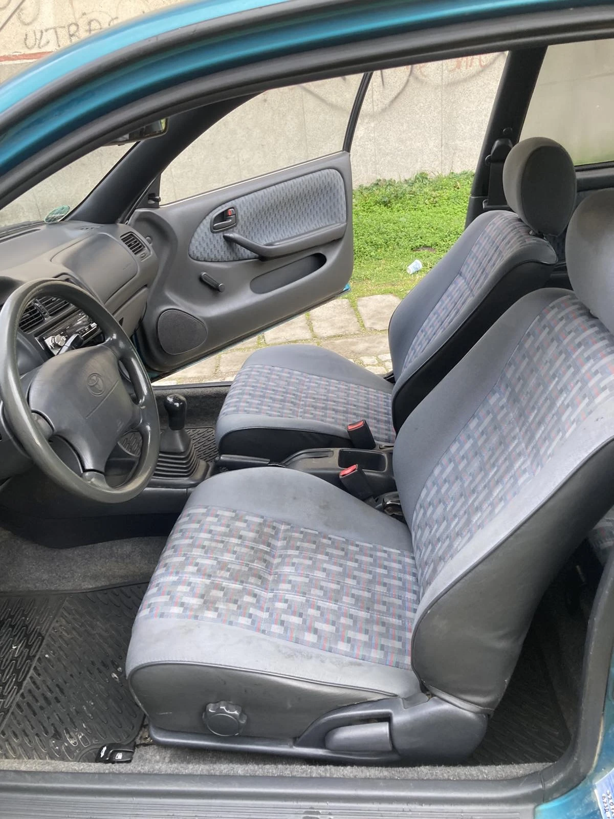 Toyota Corolla 1.3, снимка 9 - Автомобили и джипове - 54750685