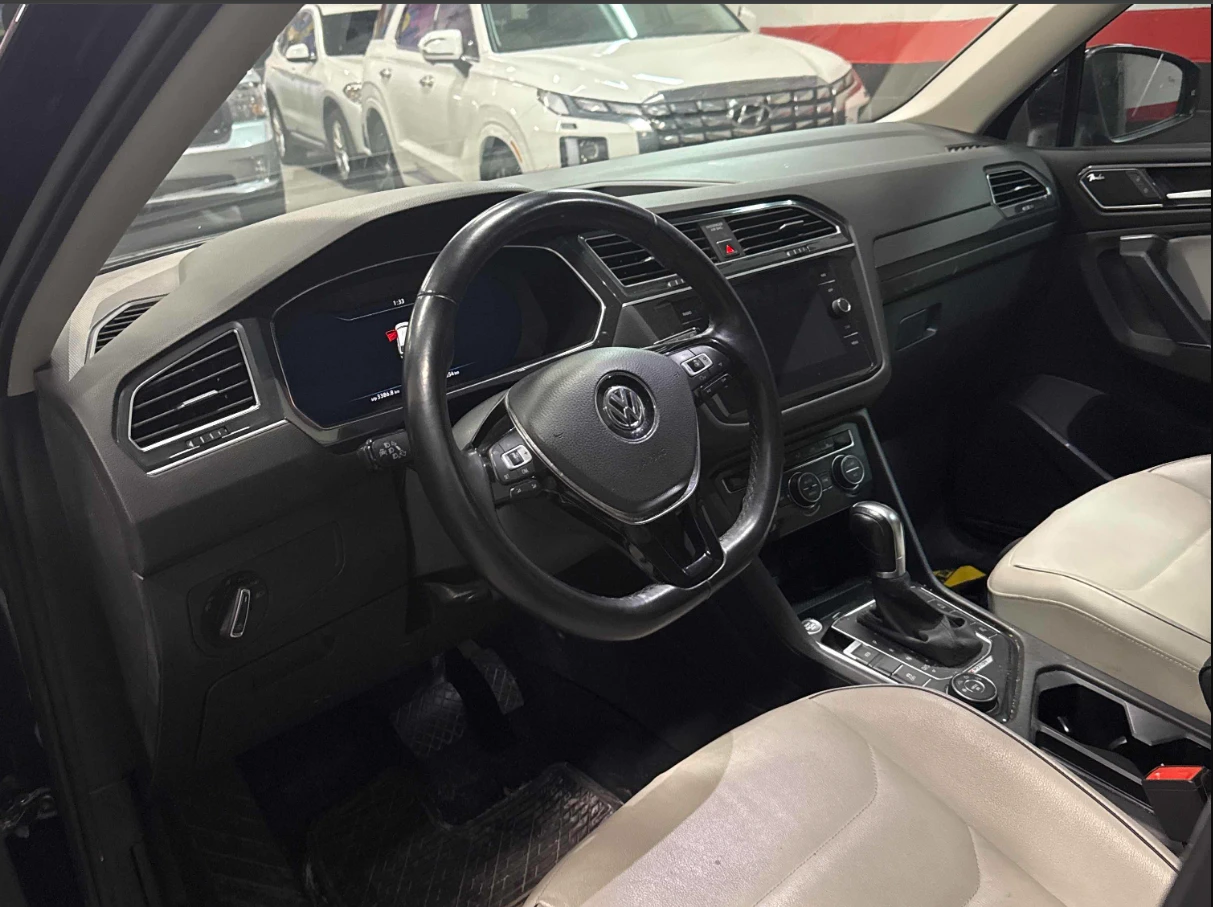 VW Tiguan HighLine* Камера* м.Точки* Кожа* ПЪЛНА СЕРВИЗНА* , снимка 7 - Автомобили и джипове - 54681202