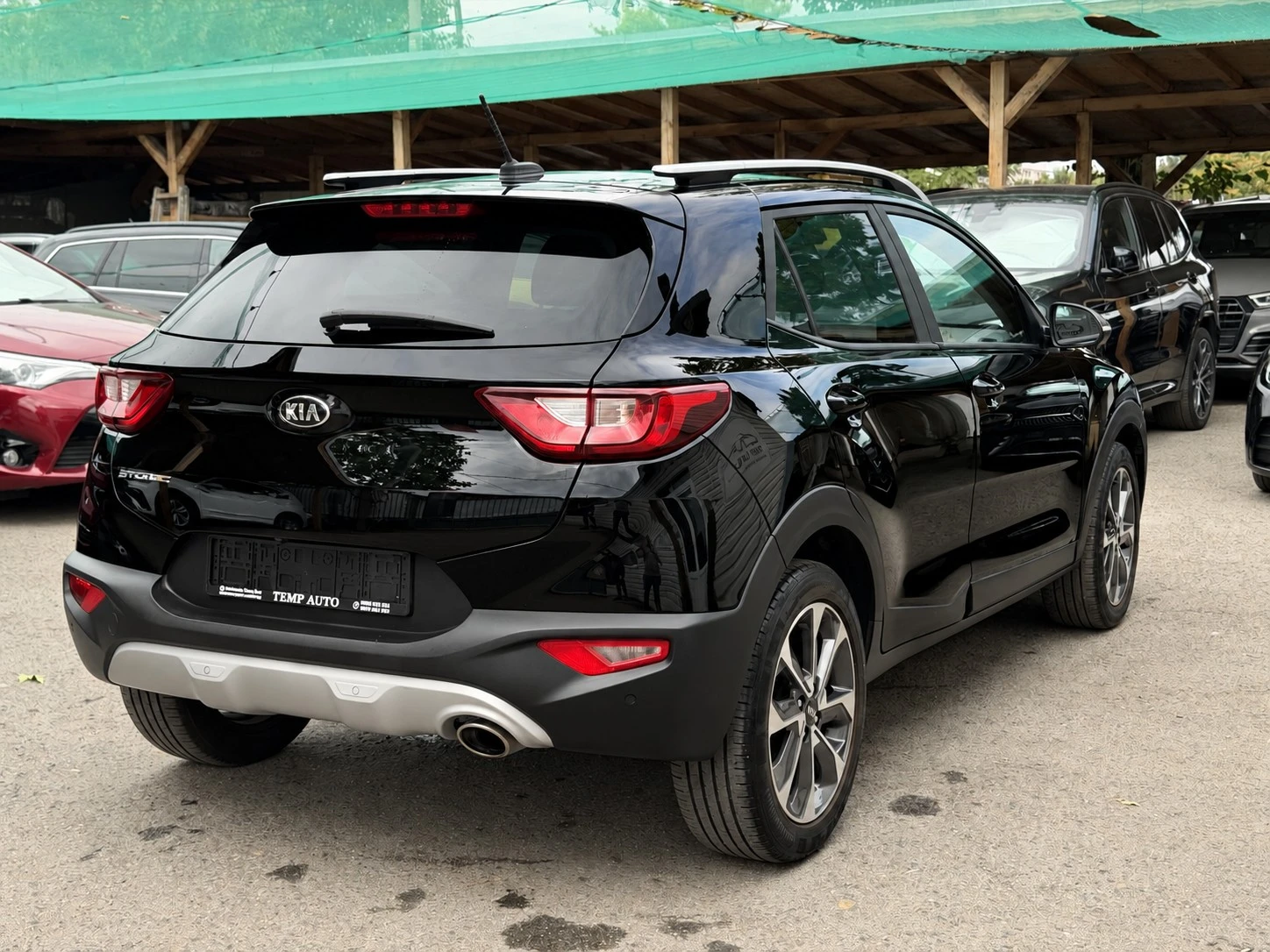 Kia Stonic 1.4MPI* 100к.с.* С ПЪЛНА СЕРВИЗНА ИСТОРИЯ В KIA, снимка 4 - Автомобили и джипове - 56119603