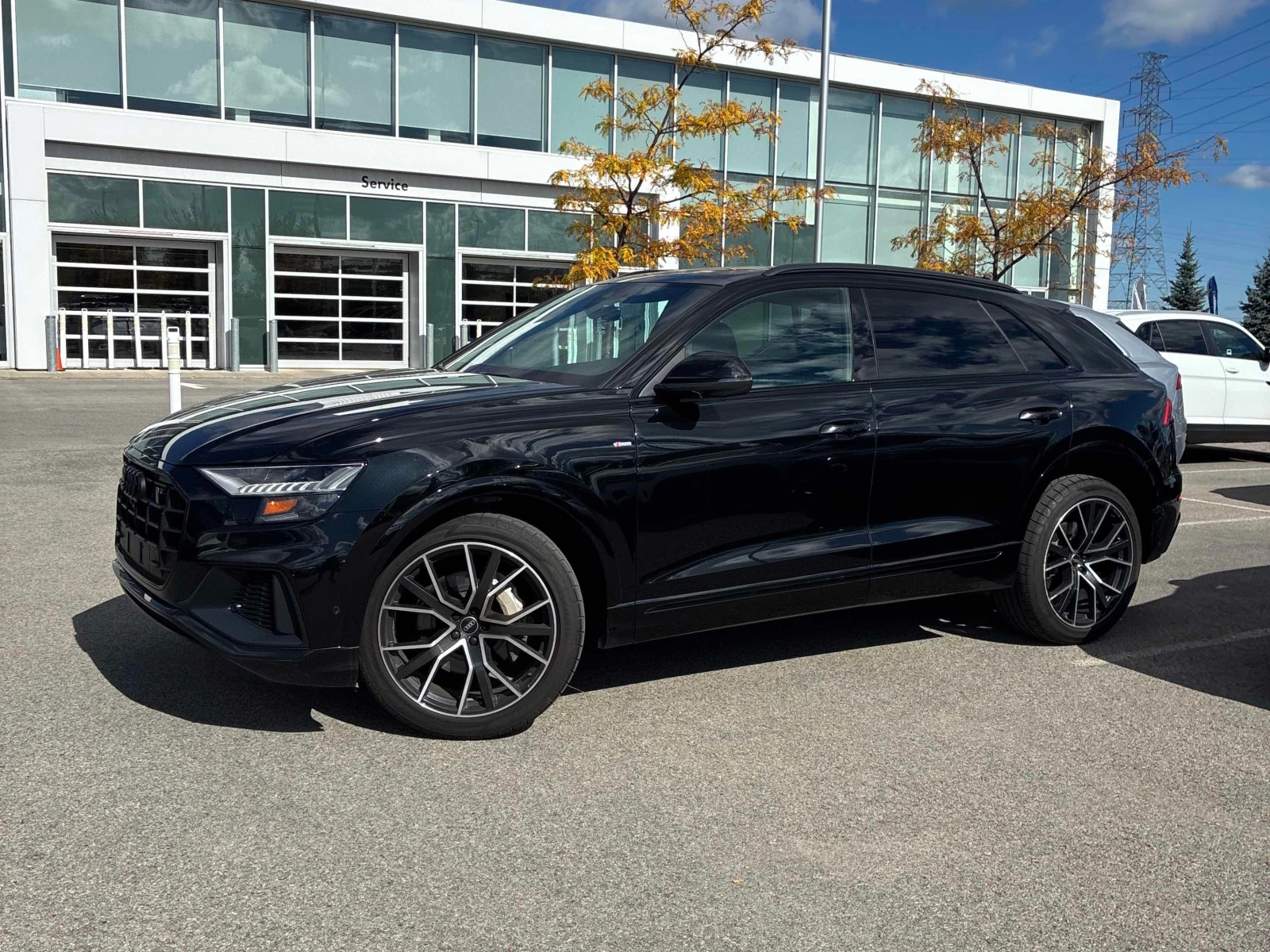 Audi Q8 / ДИСТРОНИК / 360 / ПАНО / ОТ ПРЕДСТАВИТЕЛСТВО , снимка 2 - Автомобили и джипове - 56137250