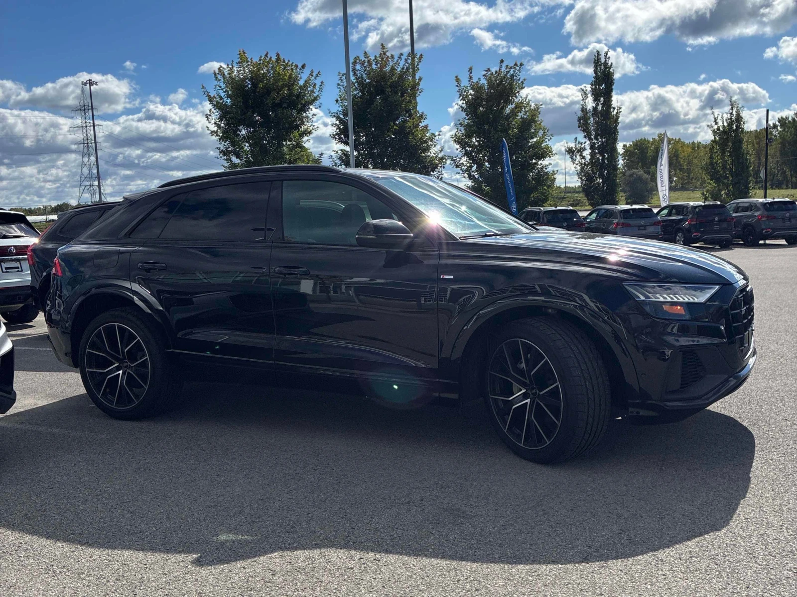 Audi Q8 / ДИСТРОНИК / 360 / ПАНО / ОТ ПРЕДСТАВИТЕЛСТВО , снимка 3 - Автомобили и джипове - 56137250