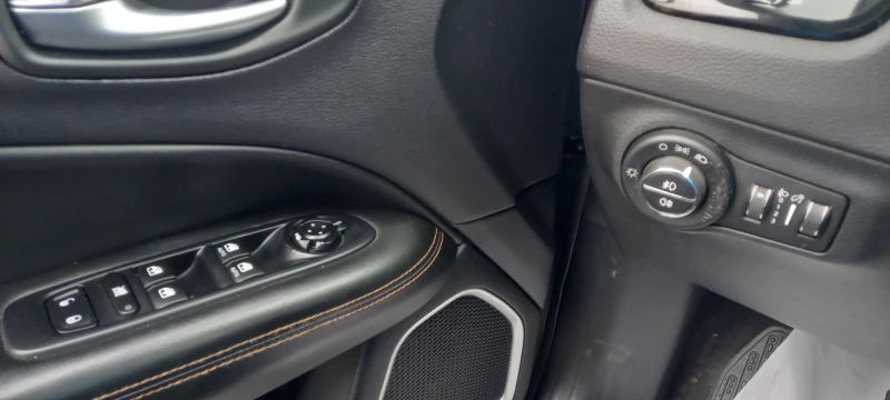 Jeep Compass FULL LIMITED ИЗКЛЮЧИТЕЛН СЕРВИ КНИЖК УНИКТ ОБСЛУЖН, снимка 16 - Автомобили и джипове - 22214727