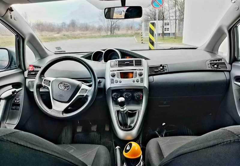 Toyota Verso D-4-D, снимка 7 - Автомобили и джипове - 52967766