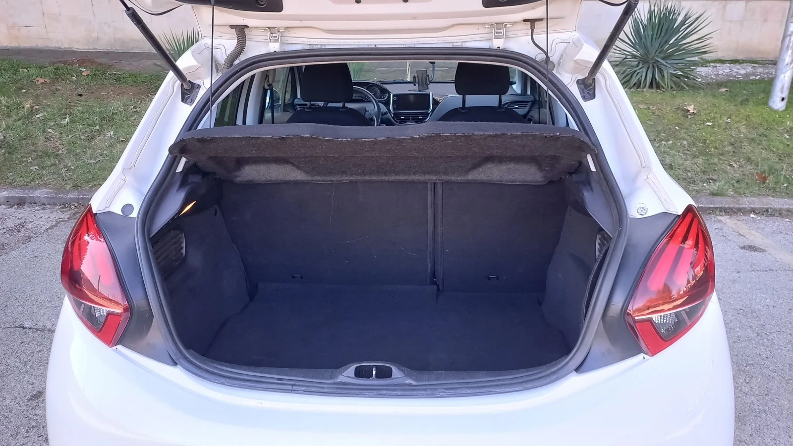 Peugeot 208 1, 2i 82к.с., снимка 17 - Автомобили и джипове - 53747530