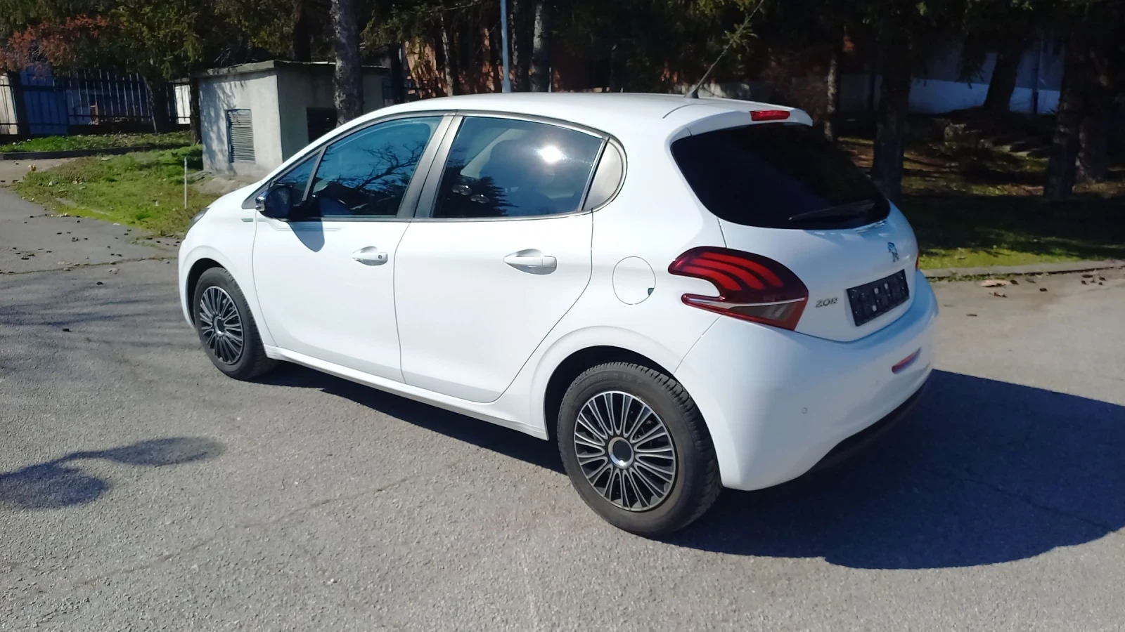 Peugeot 208 1, 2i 82к.с., снимка 5 - Автомобили и джипове - 53747530