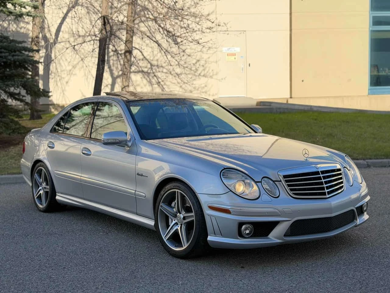 Mercedes-Benz E 63 AMG * CARFAX * АВТОКРЕДИТ БЕЗ ПЪРВОНАЧАЛНА ВНОСКА, снимка 3 - Автомобили и джипове - 54863991