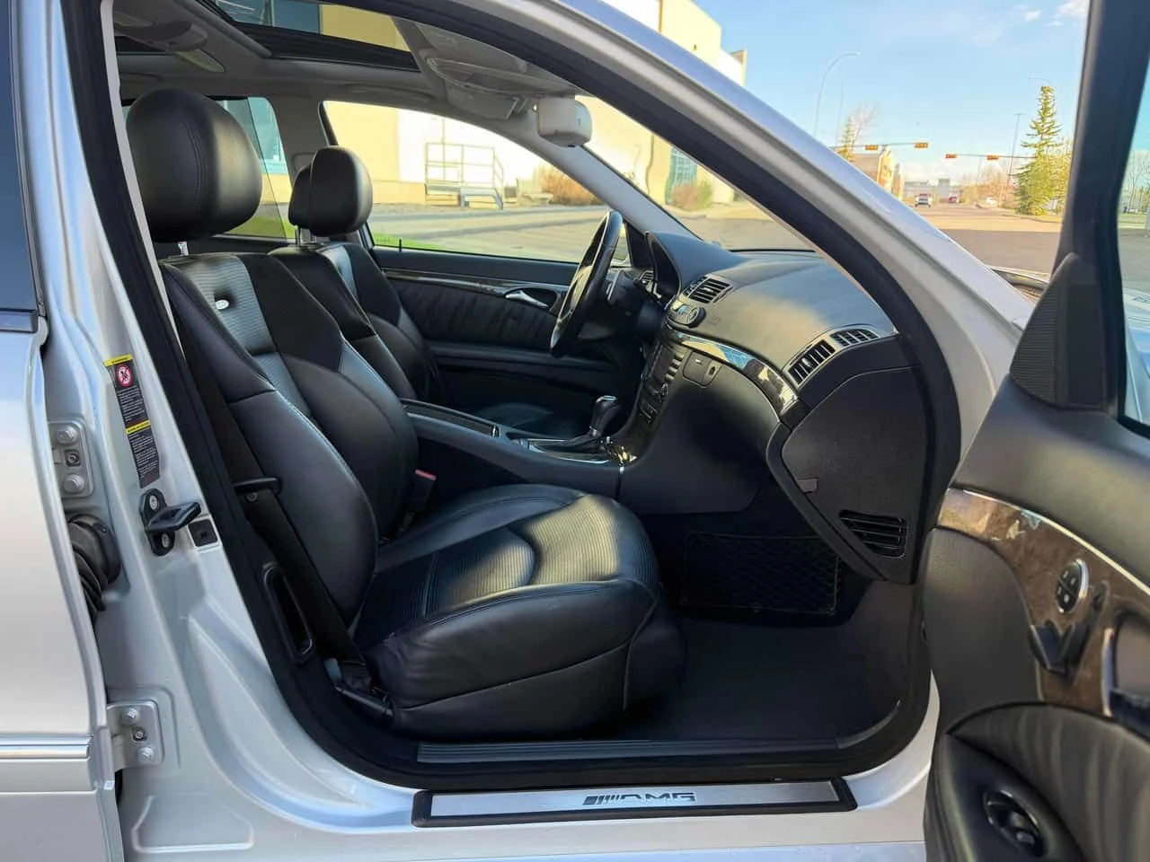 Mercedes-Benz E 63 AMG * CARFAX * АВТОКРЕДИТ БЕЗ ПЪРВОНАЧАЛНА ВНОСКА, снимка 13 - Автомобили и джипове - 54863991