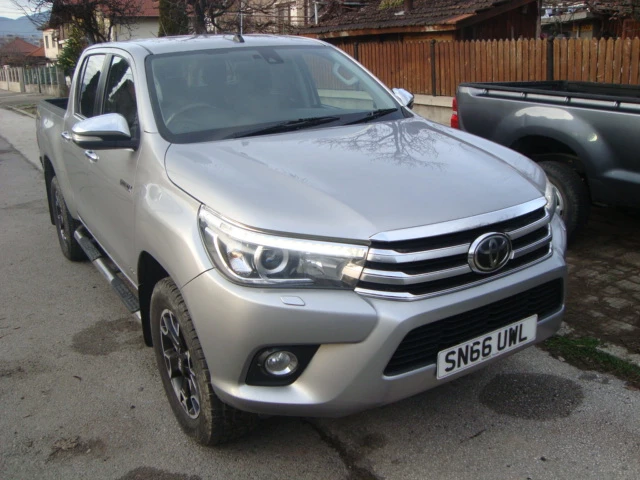 Toyota Hilux 2.4 D-4D - изображение 2