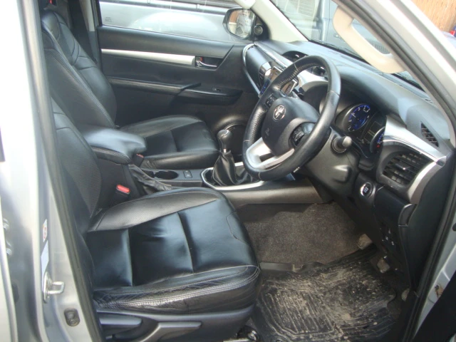 Toyota Hilux 2.4 D-4D - изображение 8