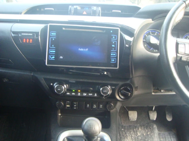 Toyota Hilux 2.4 D-4D, снимка 11 - Автомобили и джипове - 52729242
