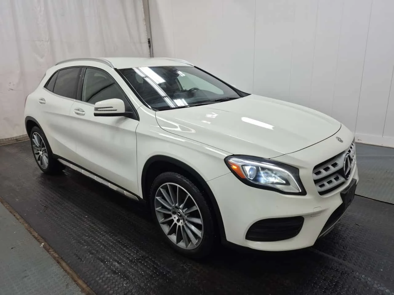 Mercedes-Benz GLA * 250 * CARFAX * БЕЗ ПЪРВОНАЧАЛНА ВНОСКА, снимка 2 - Автомобили и джипове - 53870010