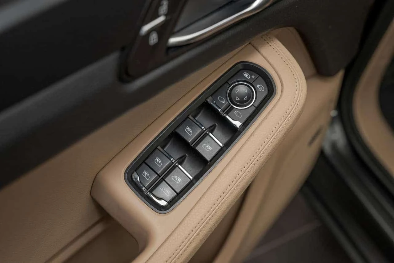 Porsche Macan AWD 2.0 CARFAX, снимка 14 - Автомобили и джипове - 55832805