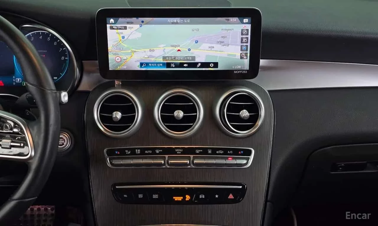 Mercedes-Benz GLC 300 e Plug-in Hybrid * Coupe * Facelift * , снимка 9 - Автомобили и джипове - 56317949