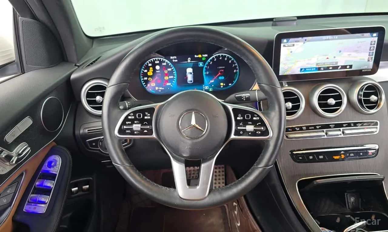 Mercedes-Benz GLC 300 e Plug-in Hybrid * Coupe * Facelift * , снимка 7 - Автомобили и джипове - 56317949