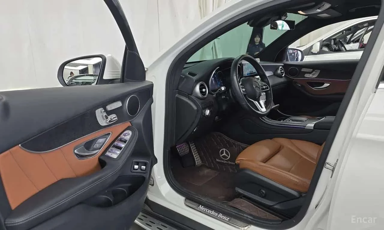 Mercedes-Benz GLC 300 e Plug-in Hybrid * Coupe * Facelift * , снимка 6 - Автомобили и джипове - 56317949