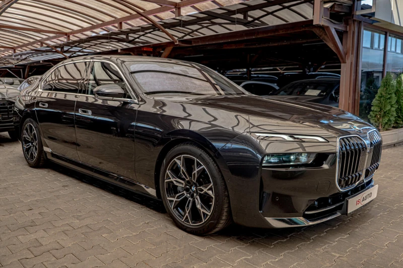 BMW 750 E/xDrive/SKY Lounge/INDIVIDUAL/Bowers & Wilkins/Au, снимка 2 - Автомобили и джипове - 51764657