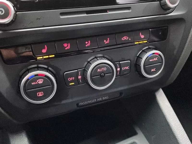 VW Jetta 2.0 TDI, снимка 17 - Автомобили и джипове - 53413603