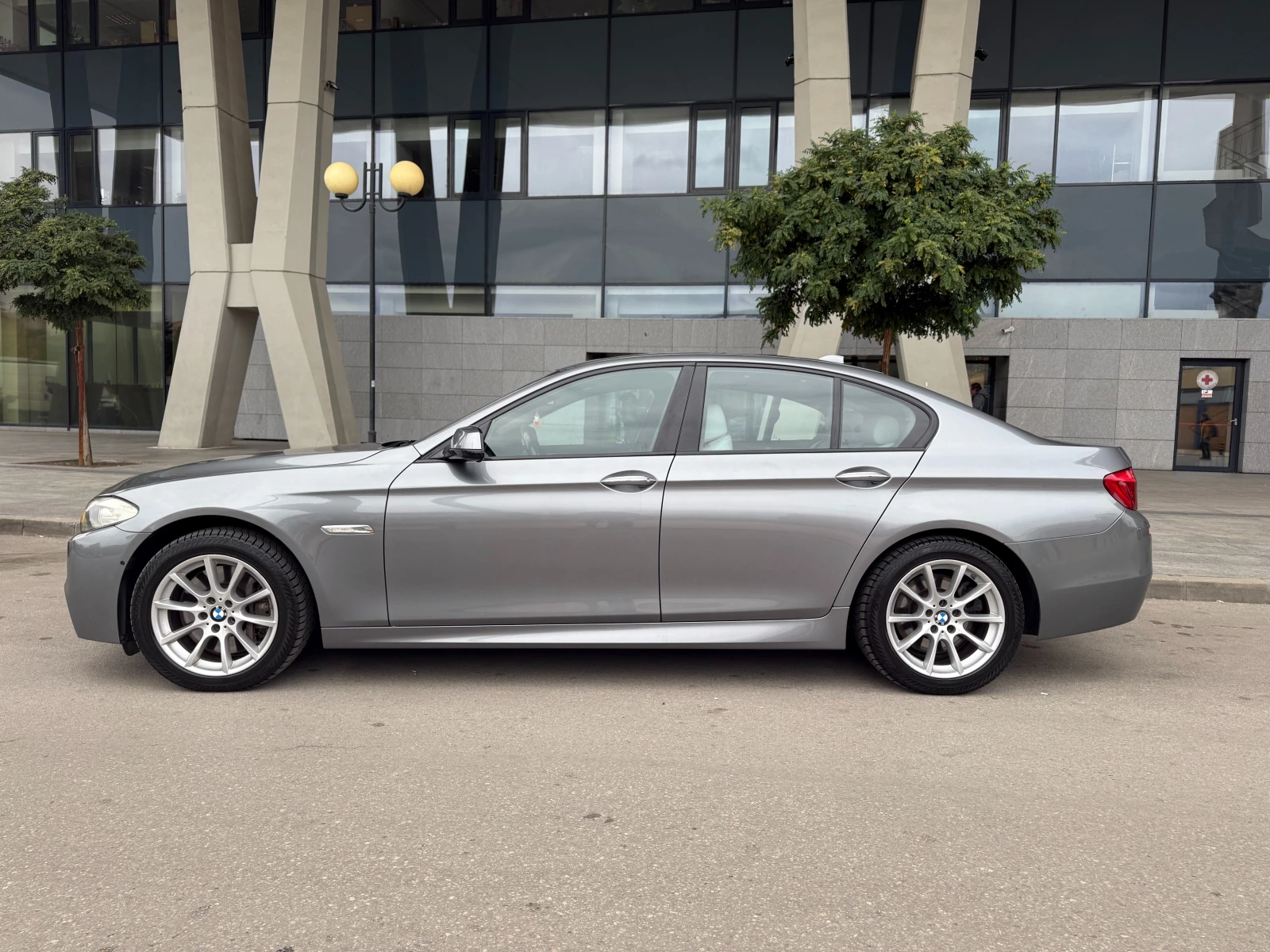 BMW 550 6 МЕСЕЦА ГАРАНЦИЯ/408к.с. M Pack Всички Екстри - изображение 2