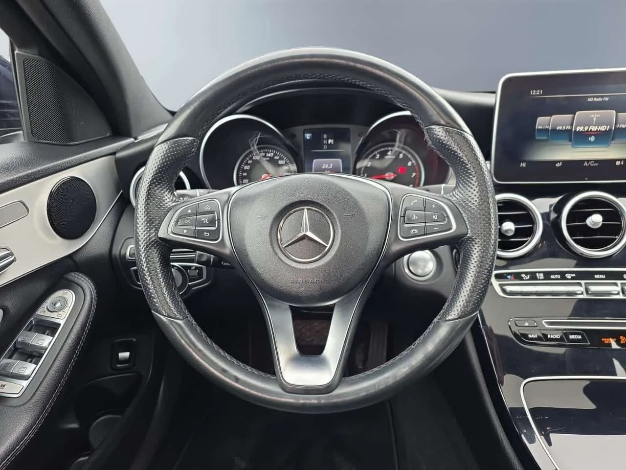 Mercedes-Benz C 300 4MATIC AMG PKG * NO ACCIDENTS / PANO / BLIND, снимка 11 - Автомобили и джипове - 54345346