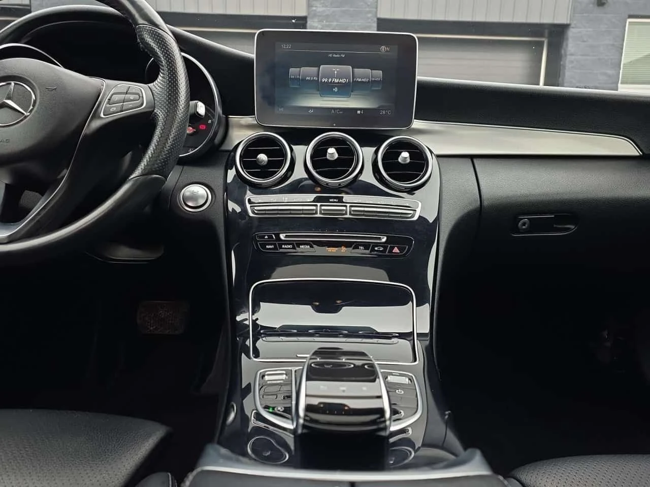 Mercedes-Benz C 300 4MATIC AMG PKG * NO ACCIDENTS / PANO / BLIND, снимка 10 - Автомобили и джипове - 54345346
