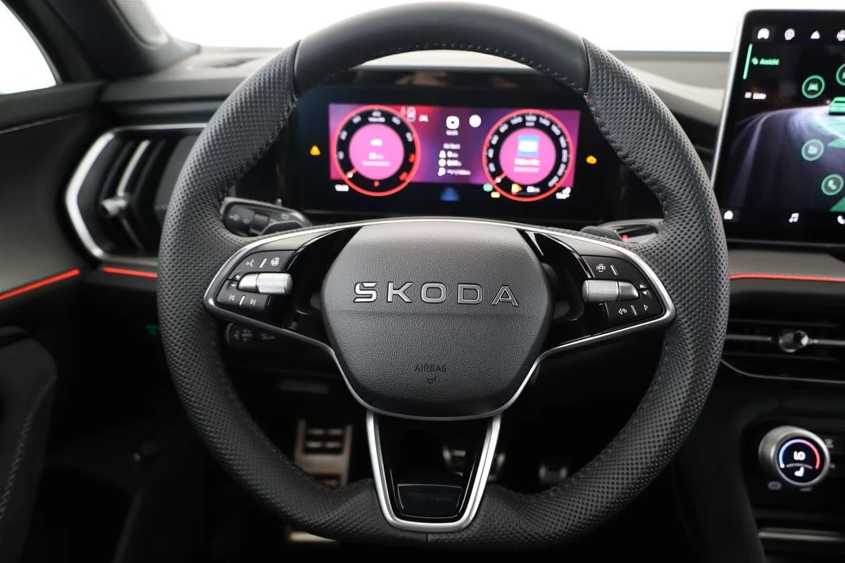 Skoda Kodiaq SPORT* LINE* AWD* DISTR* CANTON* , снимка 4 - Автомобили и джипове - 55613296