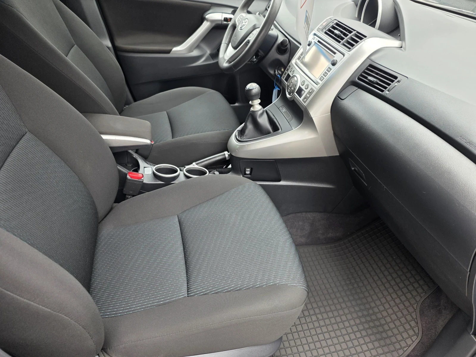 Toyota Verso 2.0d4d 126p.s kamera, navi, podgrev, снимка 11 - Автомобили и джипове - 55378913
