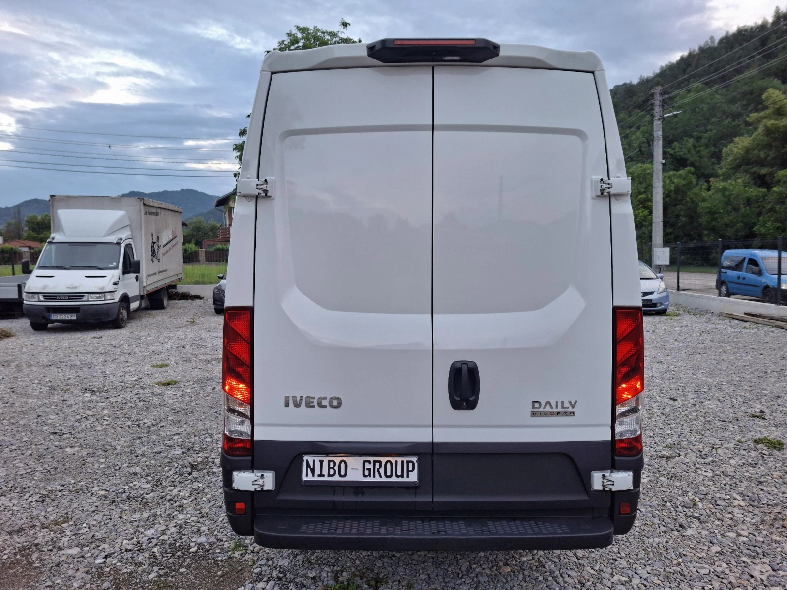 Iveco Daily 35s18MAXI* HI-MATIC* LED* A/C* NAVI* Две плъзгащи , снимка 4 - Бусове и автобуси - 55027023