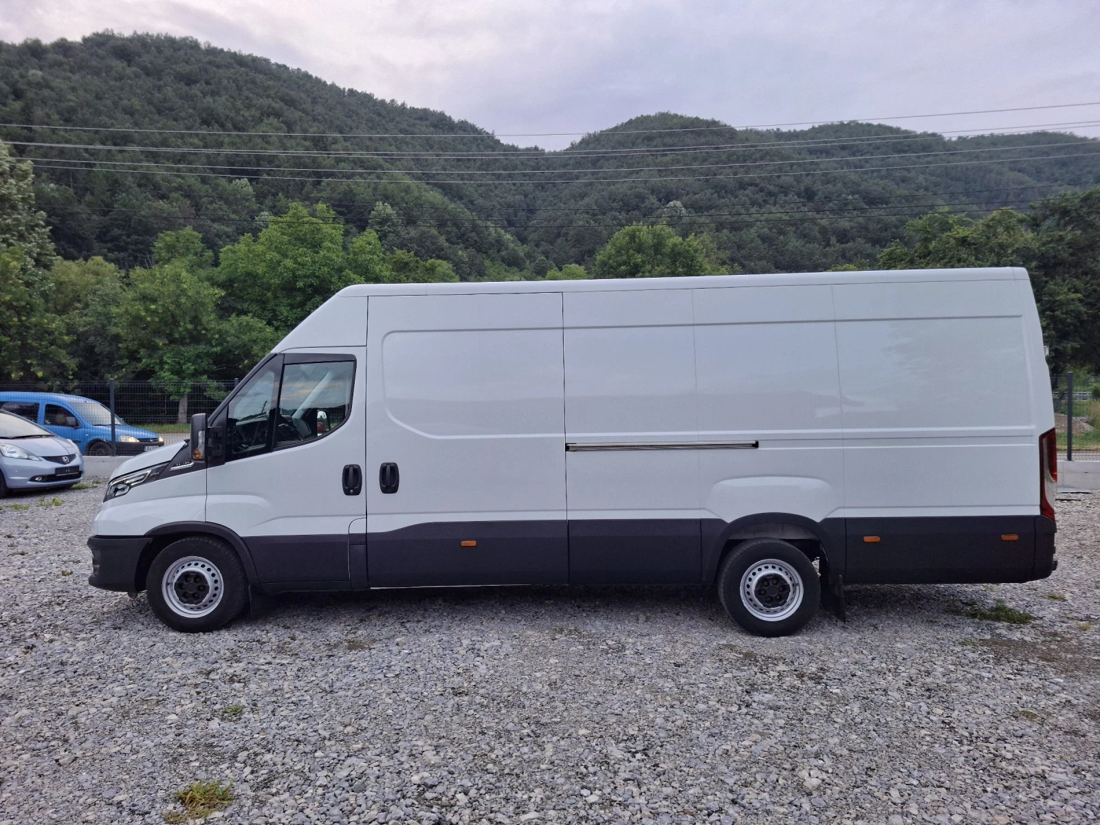 Iveco Daily 35s18MAXI* HI-MATIC* LED* A/C* NAVI* Две плъзгащи , снимка 2 - Бусове и автобуси - 55027023