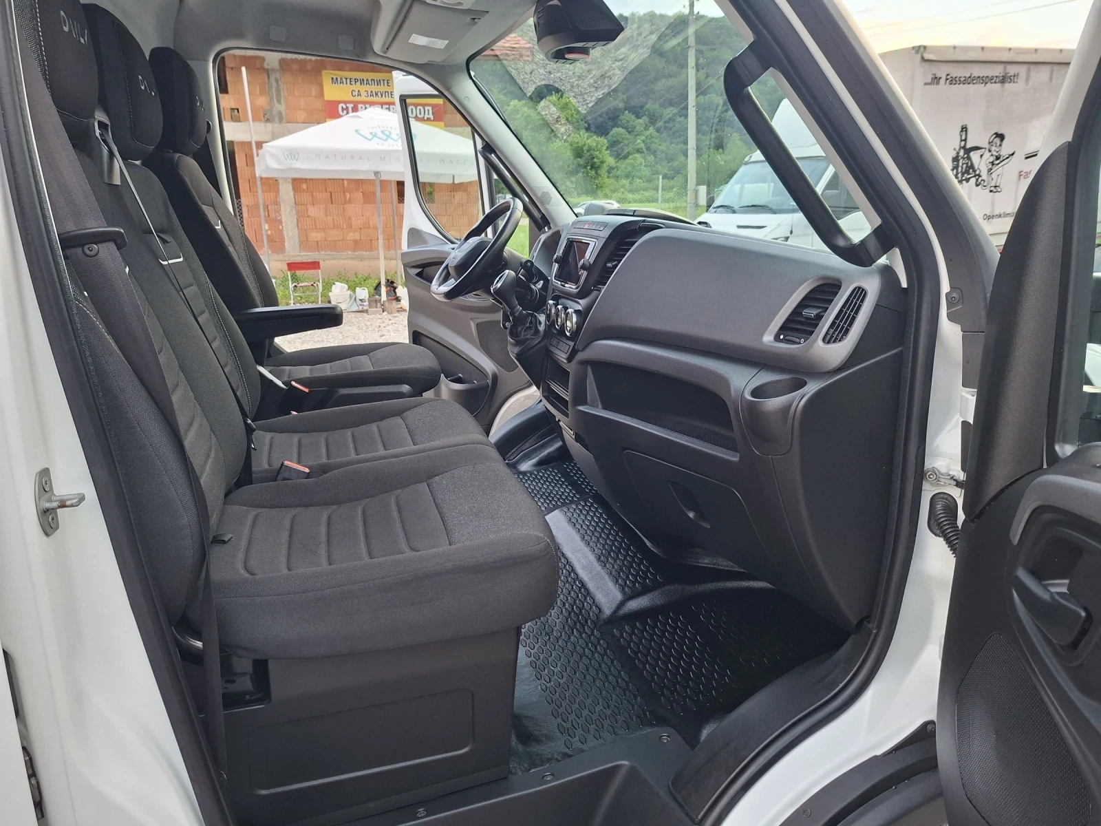 Iveco Daily 35s18MAXI* HI-MATIC* LED* A/C* NAVI* Две плъзгащи , снимка 10 - Бусове и автобуси - 55027023