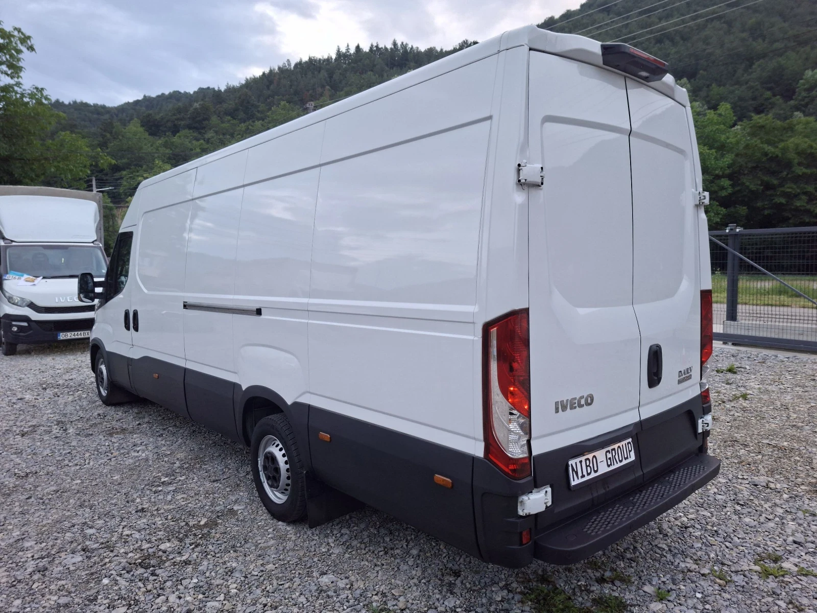 Iveco Daily 35s18MAXI* HI-MATIC* LED* A/C* NAVI* Две плъзгащи , снимка 3 - Бусове и автобуси - 55027023