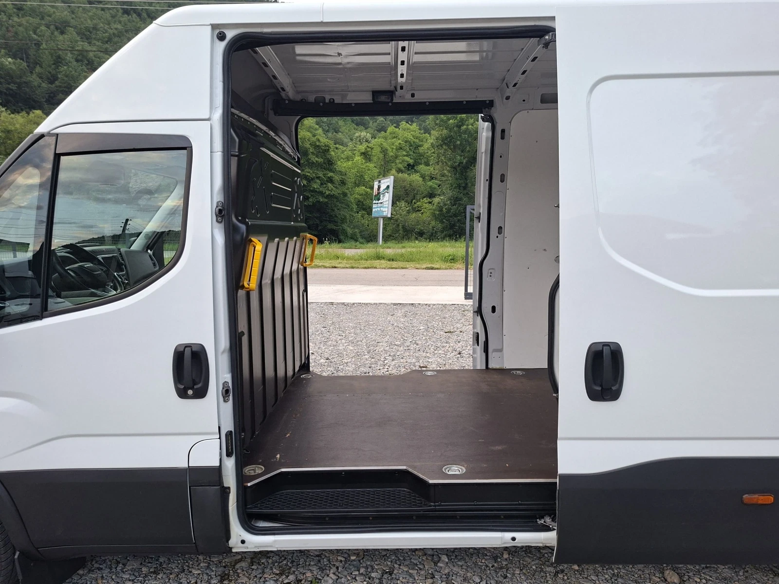 Iveco Daily 35s18MAXI* HI-MATIC* LED* A/C* NAVI* Две плъзгащи , снимка 15 - Бусове и автобуси - 55027023