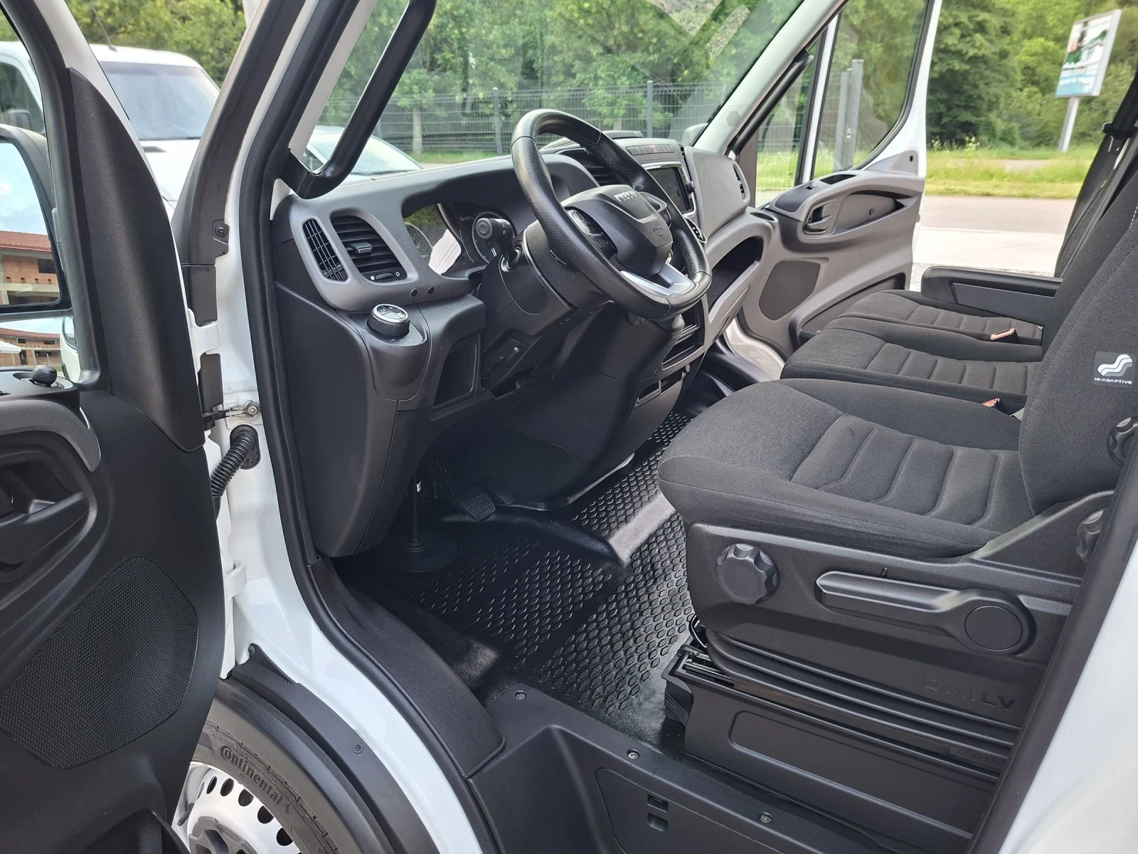 Iveco Daily 35s18MAXI* HI-MATIC* LED* A/C* NAVI* Две плъзгащи , снимка 9 - Бусове и автобуси - 55027023